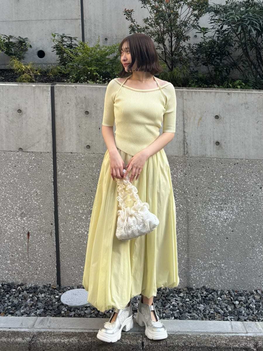 シルバー系のスニーカーを着用したレディースの春コーディネートの4枚目の写真