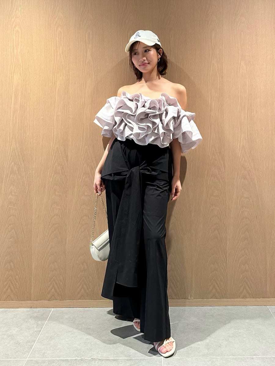 ブラック系のその他パンツ、グレー系のシャツ/ブラウス、ホワイト系のショルダーバッグを着用したレディースの春コーディネートの4枚目の写真