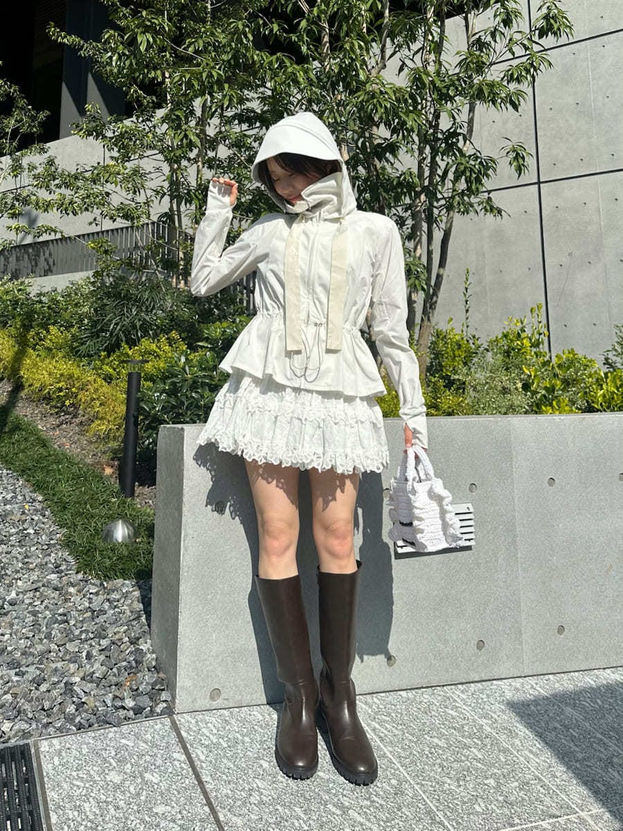 ホワイト系のその他パンツ、ホワイト系のシャツ/ブラウス、ホワイト系のショルダーバッグを着用したレディースの春コーディネートの7枚目の写真