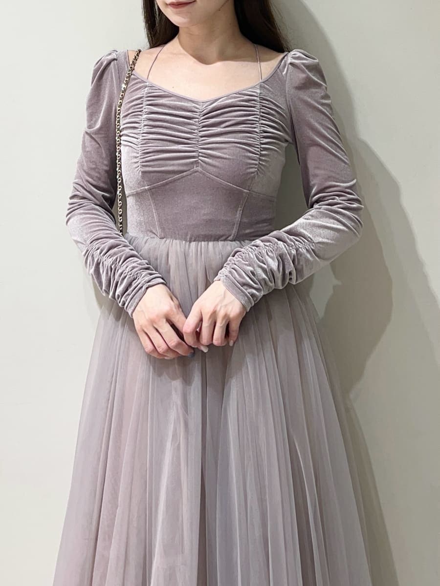 パープル系のワンピース、パープル系のショルダーバッグを着用したレディースの秋コーディネートの2枚目の写真