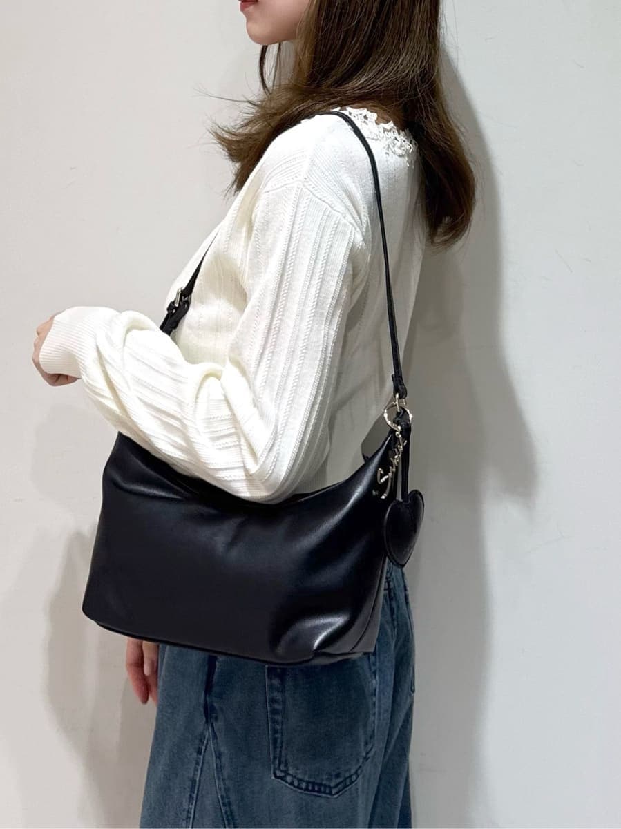 ブルー系のデニムパンツ、ホワイト系のカーディガン/ボレロ、ブラック系のサンダルを着用したレディースの夏コーディネートの4枚目の写真