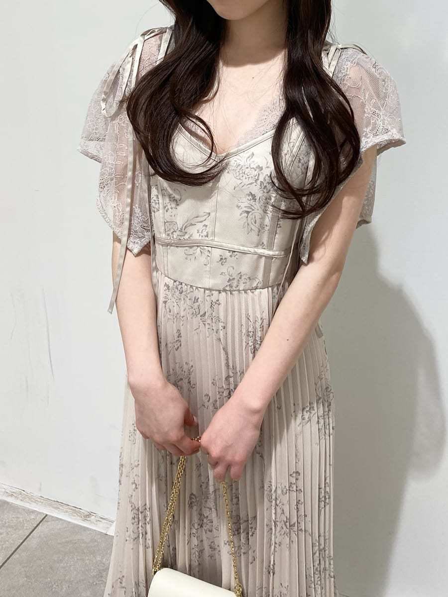 ホワイト系のテーラードジャケット、ホワイト系のショルダーバッグ、ピンク系のパンプスを着用したレディースの春コーディネートの5枚目の写真