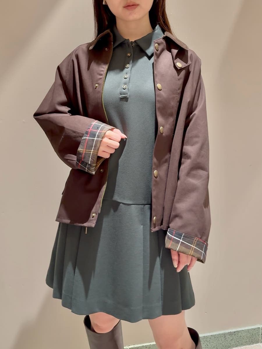 ブラウン系のブルゾン、グリーン系のワンピース、ブラウン系のブーツを着用したレディースの秋コーディネートの6枚目の写真