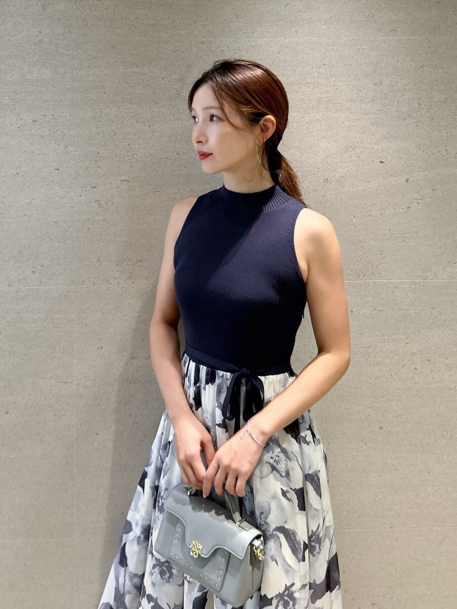 ブルー系のワンピース、ブルー系のカーディガン/ボレロ、ブルー系のショルダーバッグを着用したレディースの秋コーディネートの4枚目の写真