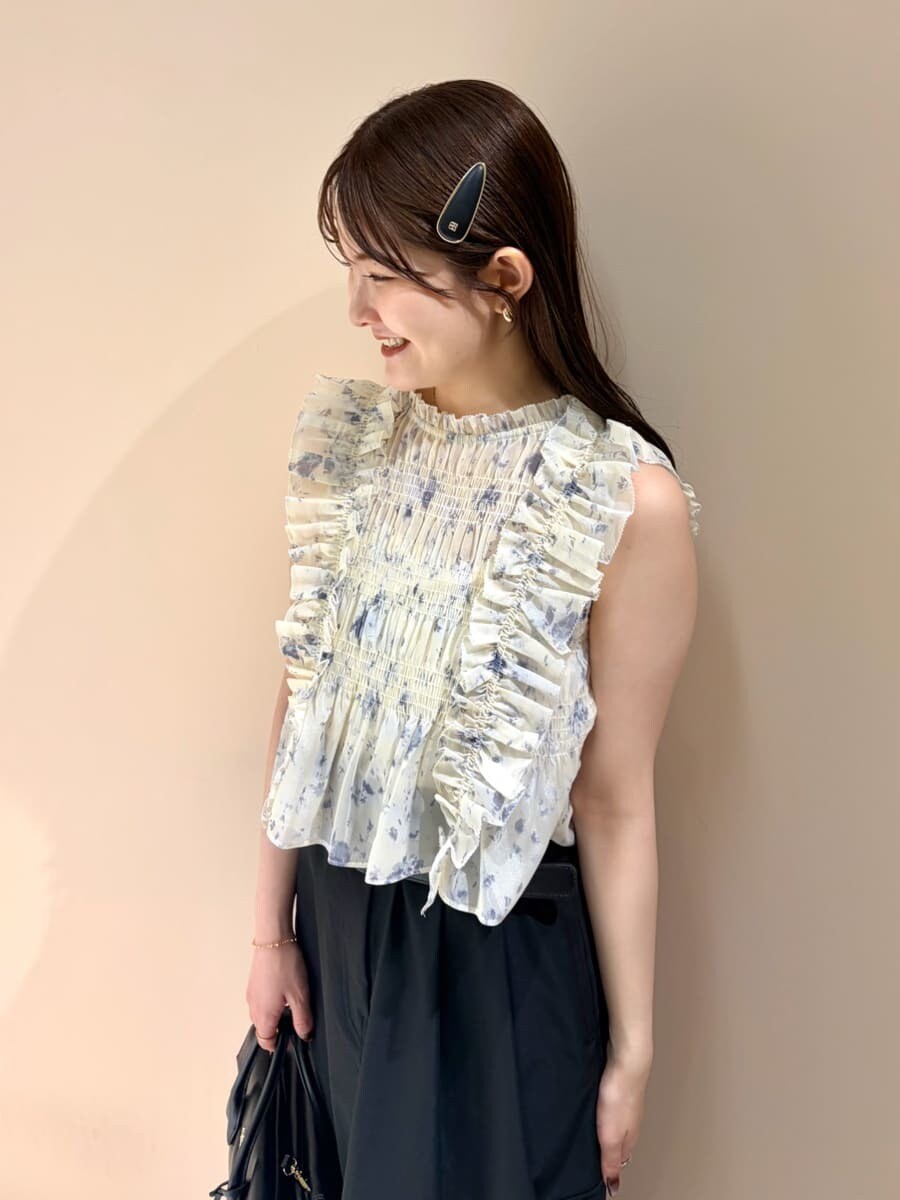 ブラック系のスカート、その他のサンダル、ブラック系のボストンバッグを着用したレディースの夏コーディネートの6枚目の写真