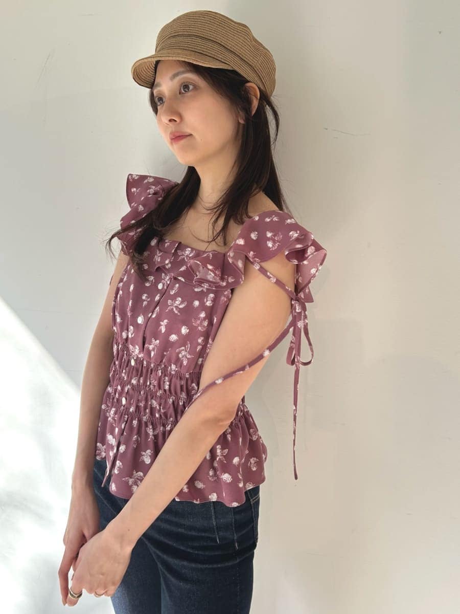 ブルー系のその他パンツ、ピンク系のシャツ/ブラウスを着用したレディースの春コーディネートの4枚目の写真