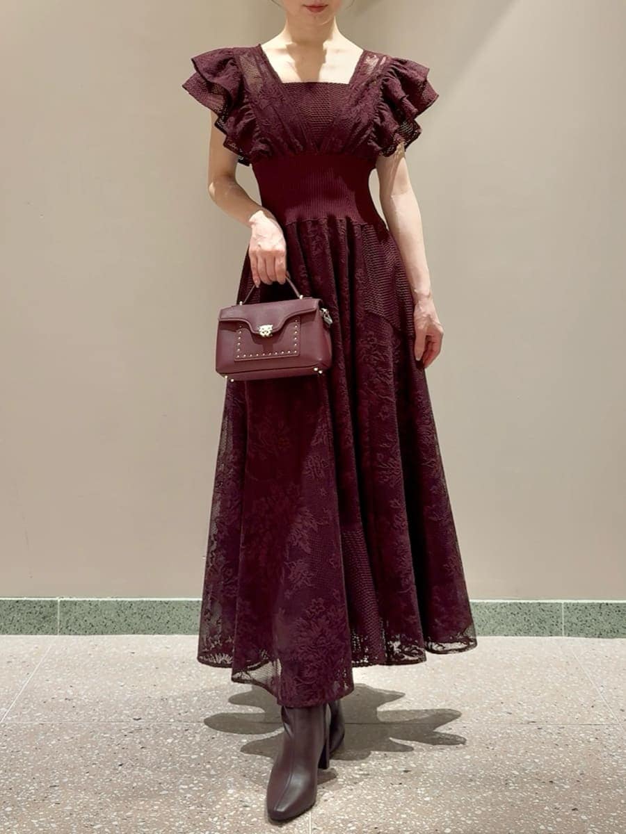 レッド系のドレス、レッド系のブーツ、ブラウン系のショルダーバッグを着用したレディースの夏コーディネートの8枚目の写真