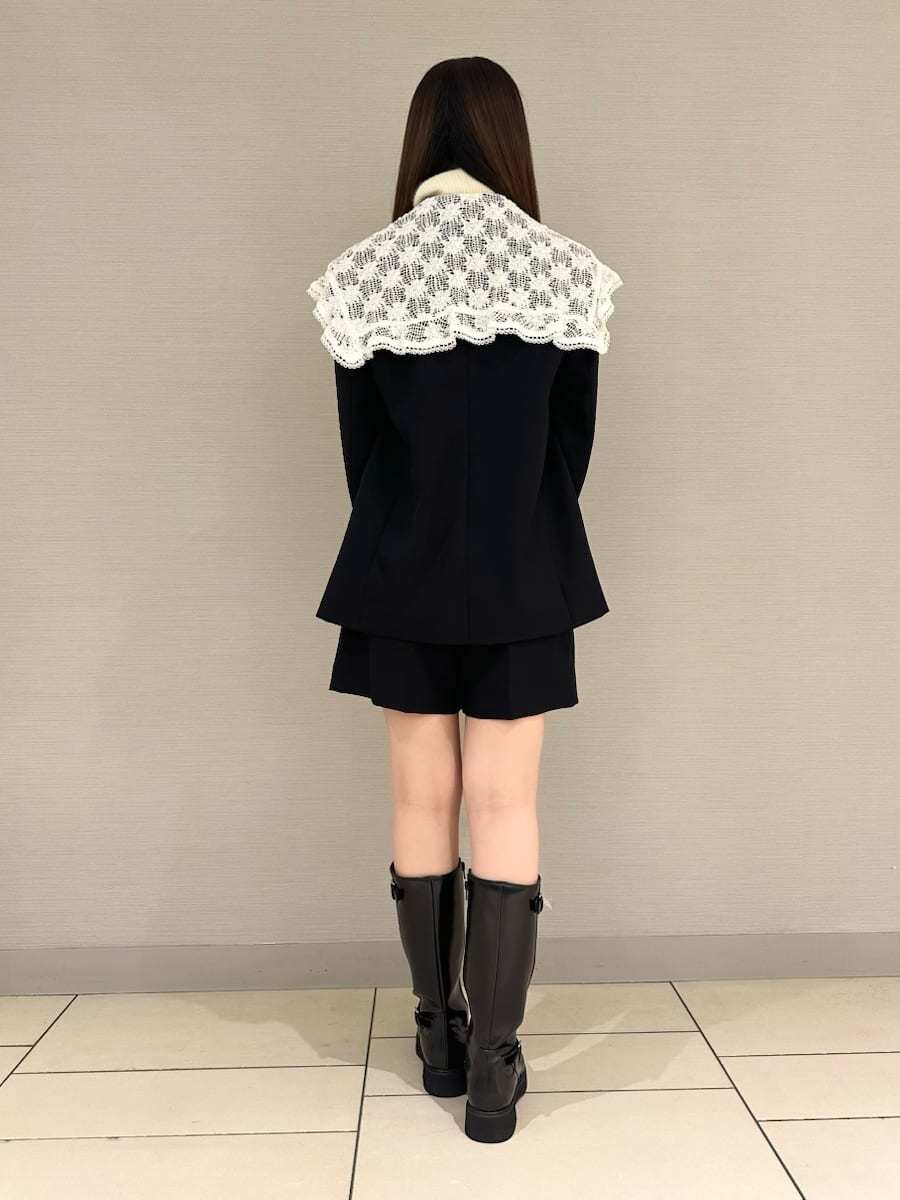 ブルー系のテーラードジャケット、ブルー系のその他パンツ、ブラック系のブーツを着用したレディースの秋コーディネートの4枚目の写真