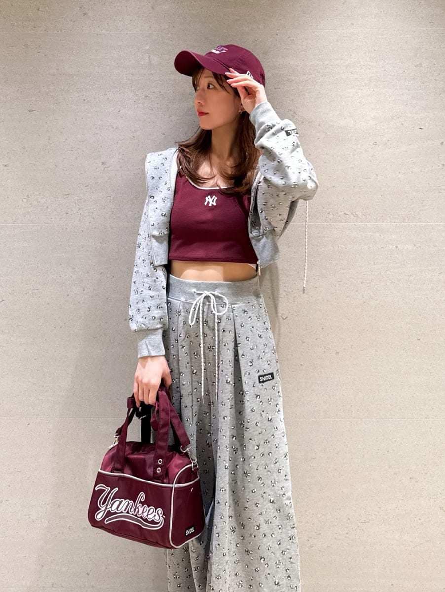 グレー系のその他パンツ、グレー系のパーカー、レッド系のキャミソールを着用したレディースの春コーディネートの3枚目の写真