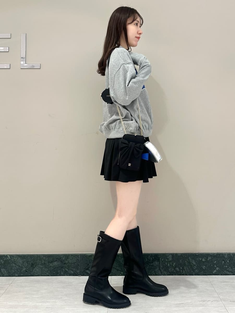 ブラック系のその他パンツ、グレー系のスウェット、ブラック系のショルダーバッグを着用したレディースの春コーディネートの4枚目の写真