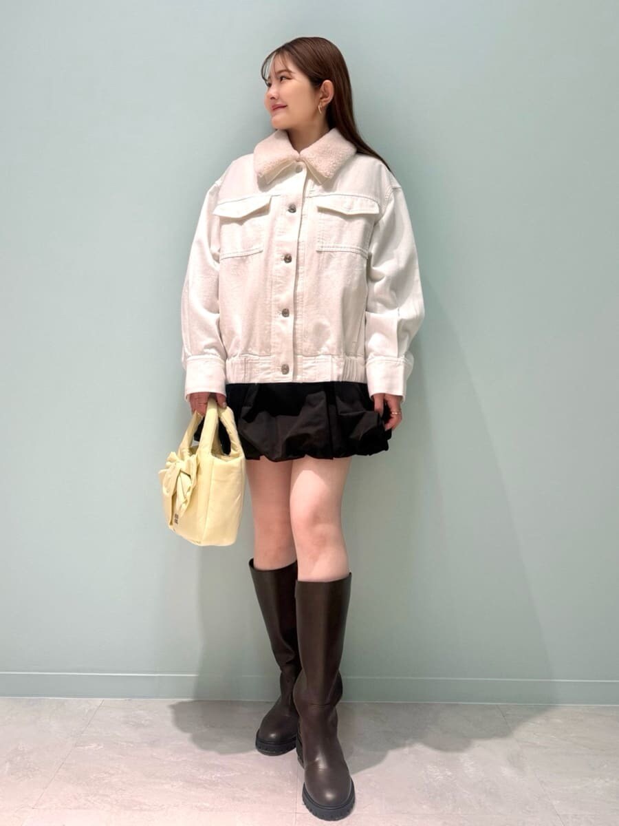 ホワイト系のブルゾン、ブラック系のその他パンツ、グレー系のニット/セーターを着用したレディースの冬コーディネートの4枚目の写真