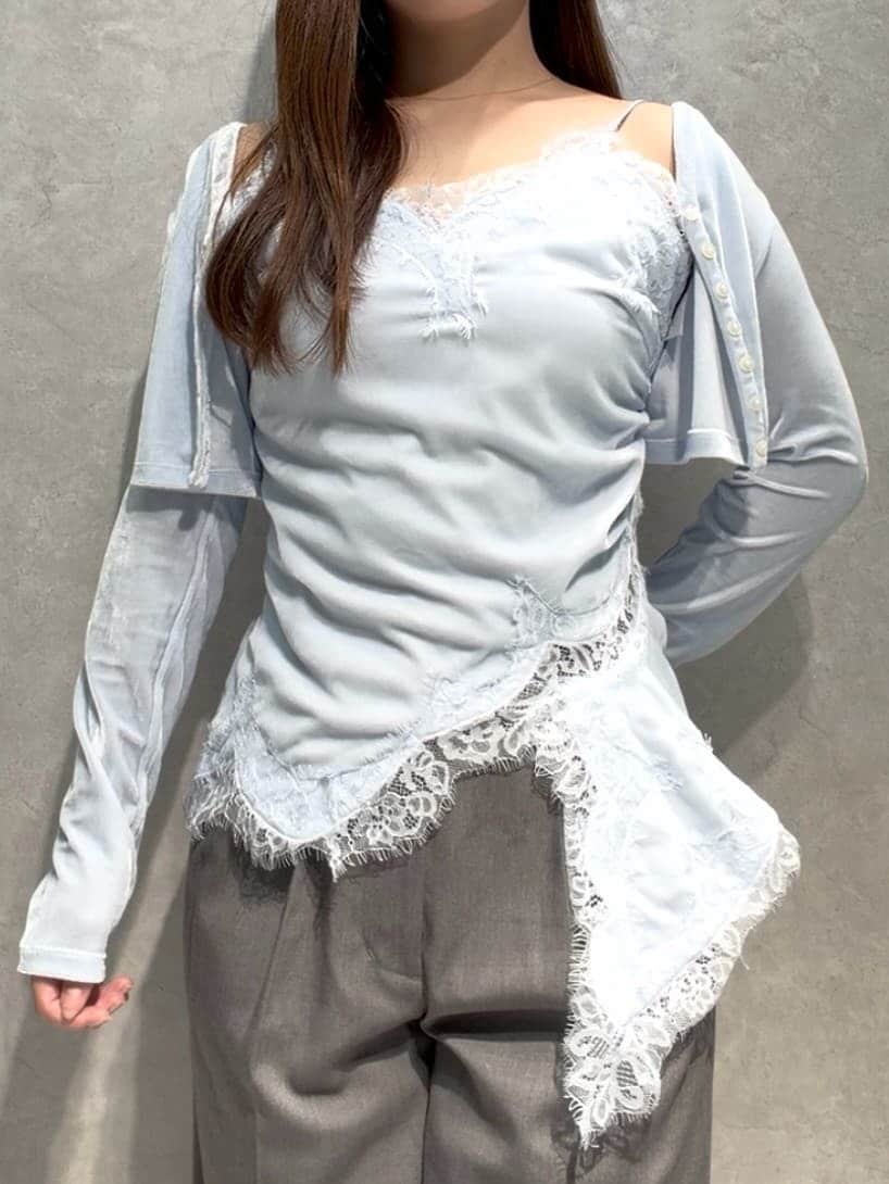 グレー系のその他パンツ、ブルー系のキャミソール、ブルー系のカーディガン/ボレロを着用したレディースの秋コーディネートの4枚目の写真