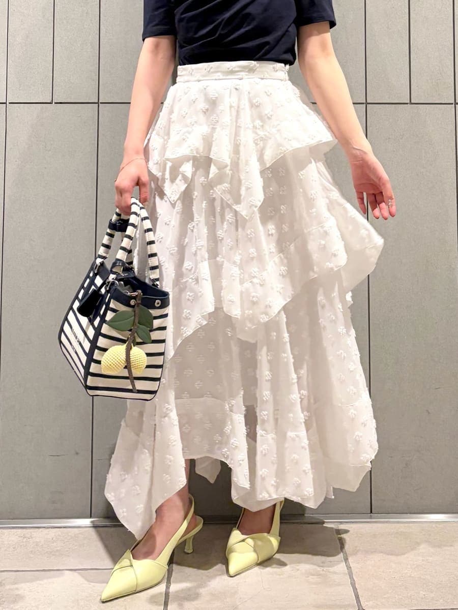 その他のスカート、ブルー系のTシャツ/カットソー、イエロー系のパンプスを着用したレディースの春コーディネートの6枚目の写真