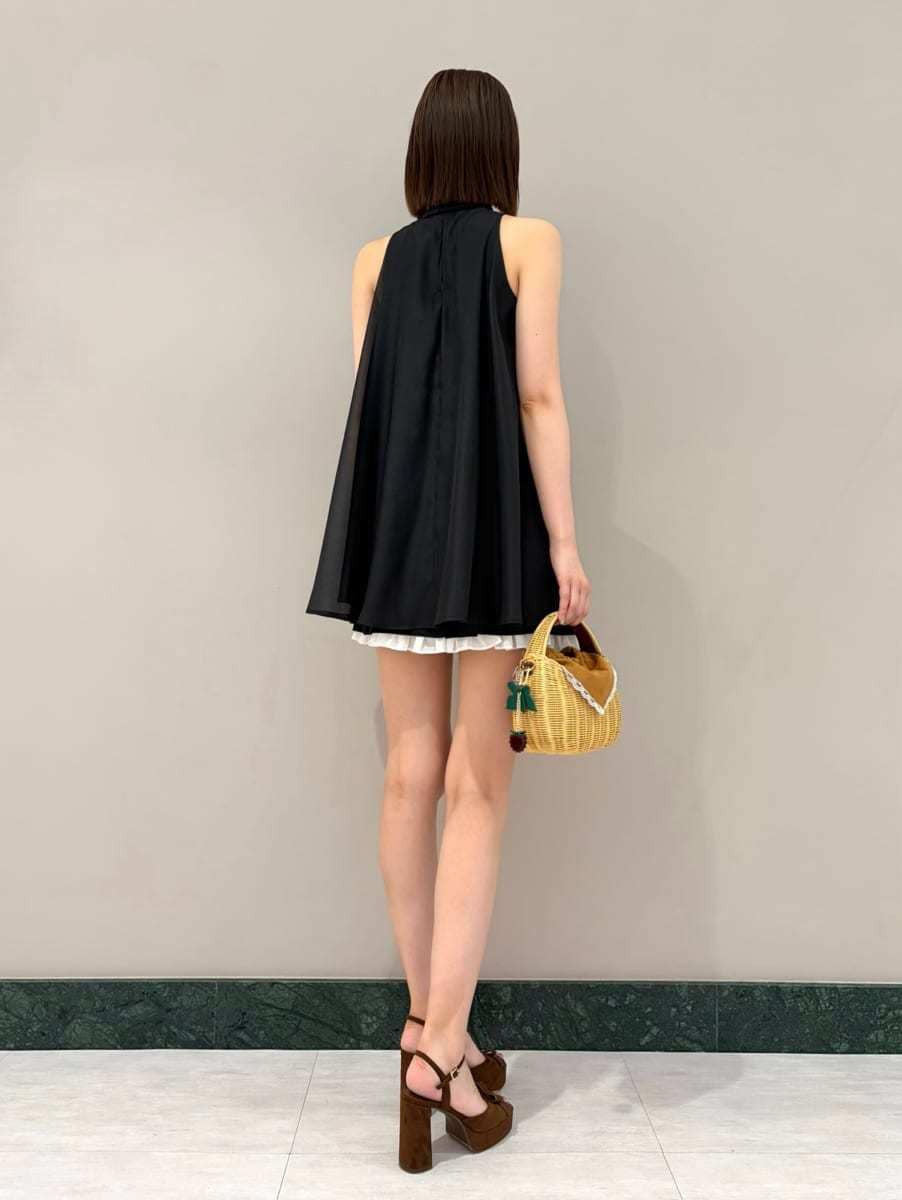 ブラウン系のかごバッグ、ブラック系のその他パンツ、ブラック系のシャツ/ブラウスを着用したレディースの夏コーディネートの3枚目の写真