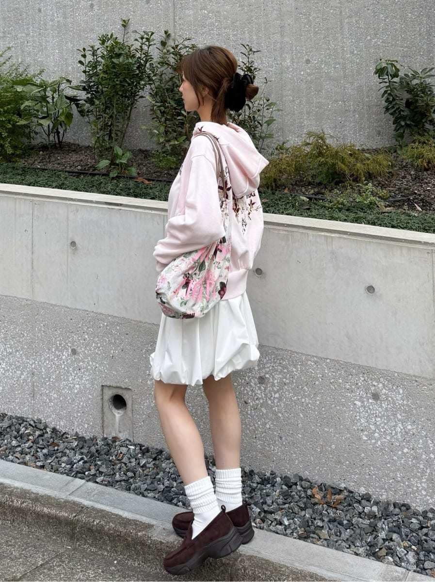 ホワイト系のその他パンツ、ピンク系のパーカー、ピンク系のバックパック/リュックを着用したレディースの冬コーディネートの2枚目の写真