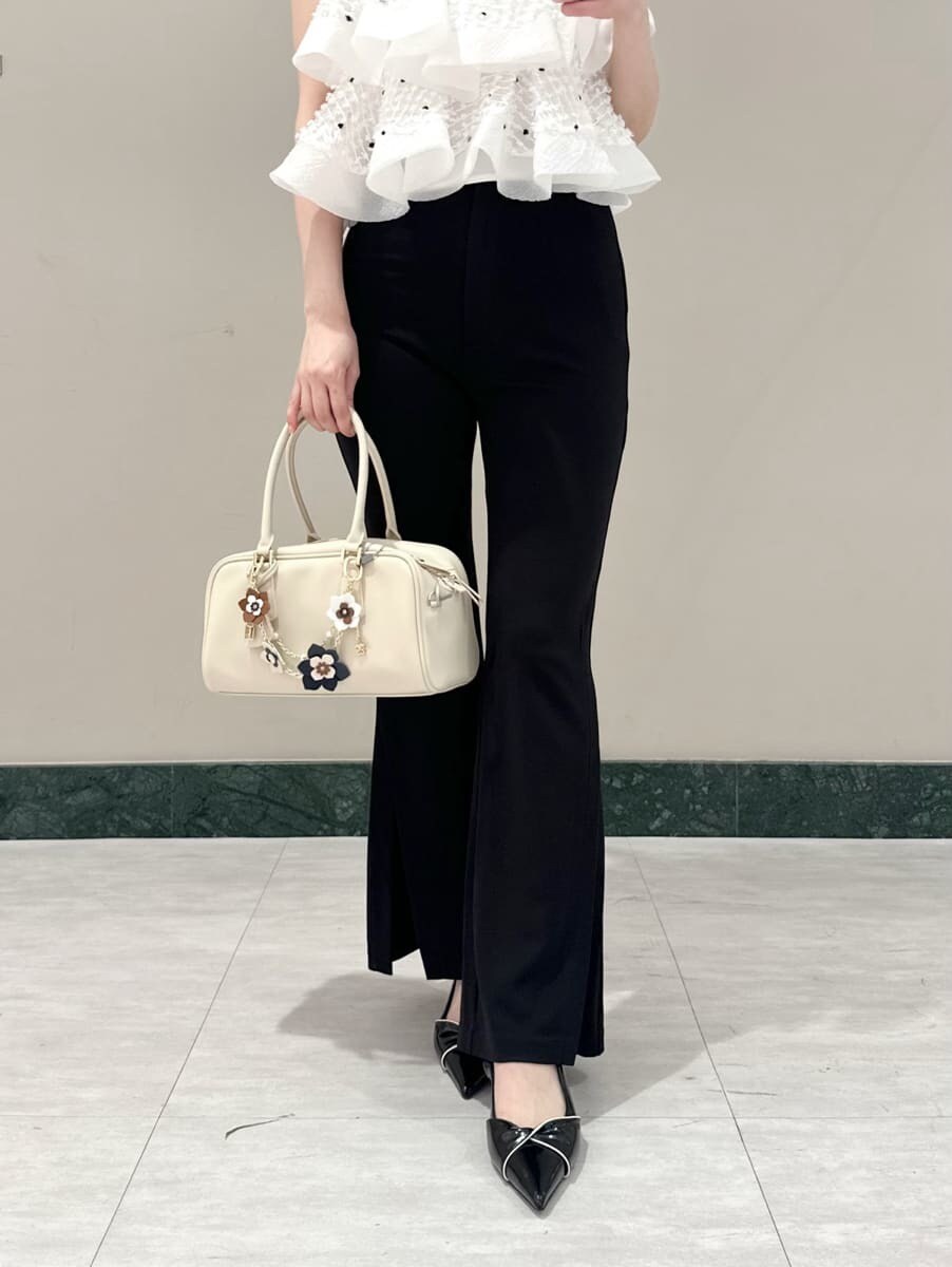 ブラック系のその他パンツ、その他のシャツ/ブラウス、ブラック系のパンプスを着用したレディースの春コーディネートの4枚目の写真