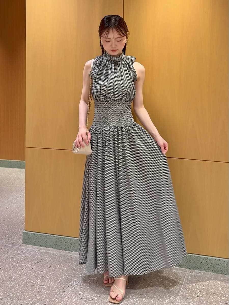 ホワイト系のカーディガン/ボレロ、ホワイト系のワンピース、その他のサンダルを着用したレディースの夏コーディネートの3枚目の写真