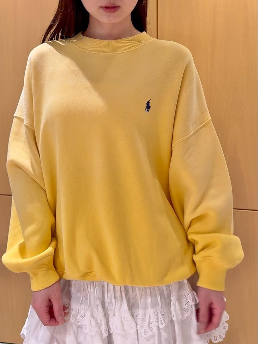 ホワイト系のその他パンツ、イエロー系のスウェット、ホワイト系のショルダーバッグを着用したレディースの春コーディネートの6枚目の写真