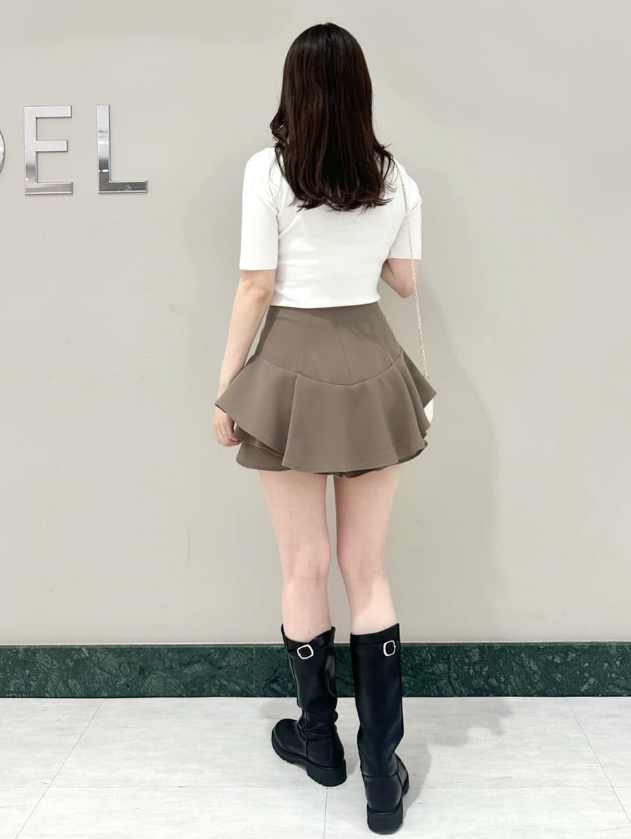 ホワイト系のニット/セーター、ホワイト系のショルダーバッグ、ブラウン系のその他パンツを着用したレディースの春コーディネートの4枚目の写真