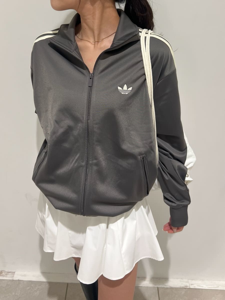 ホワイト系のその他パンツ、ホワイト系のバックパック/リュックを着用したレディースの冬コーディネートの4枚目の写真