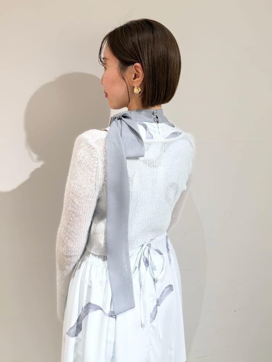 ブルー系のワンピース、ゴールド系のピアス（両耳用）を着用したレディースの冬コーディネートの4枚目の写真