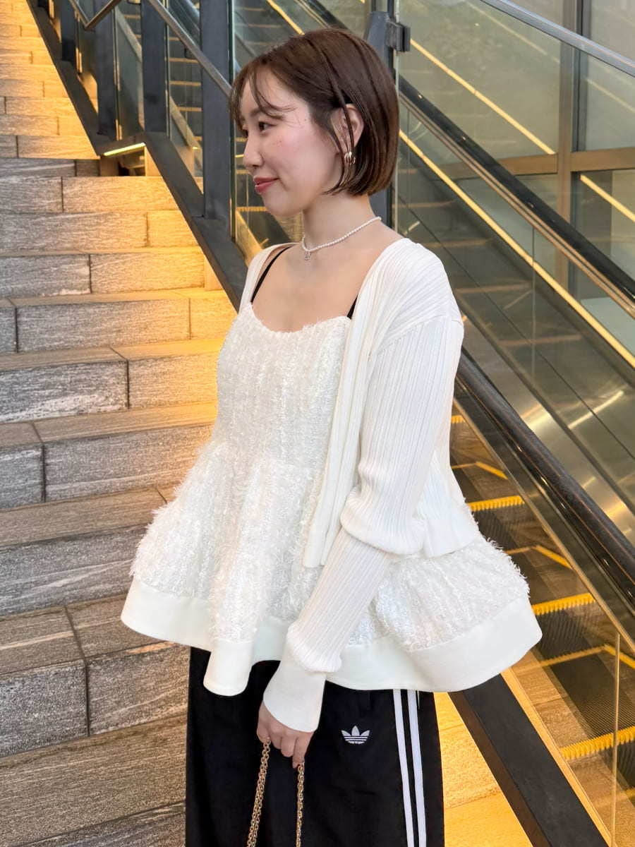 ホワイト系のその他トップス、ホワイト系のカーディガン/ボレロ、ブラック系のその他パンツを着用したレディースの春コーディネートの4枚目の写真