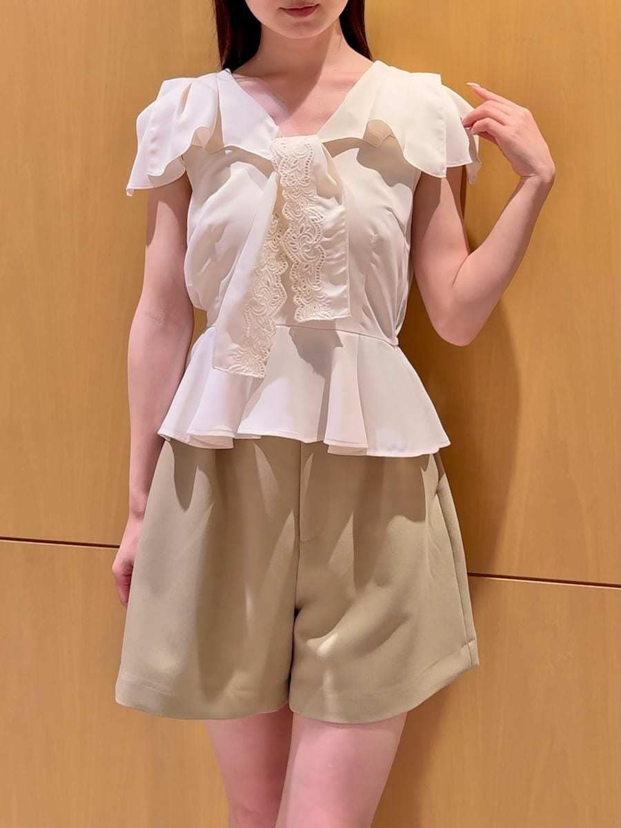 ブラウン系のサンダル、ベージュ系のその他パンツ、ホワイト系のシャツ/ブラウスを着用したレディースの春コーディネートの5枚目の写真