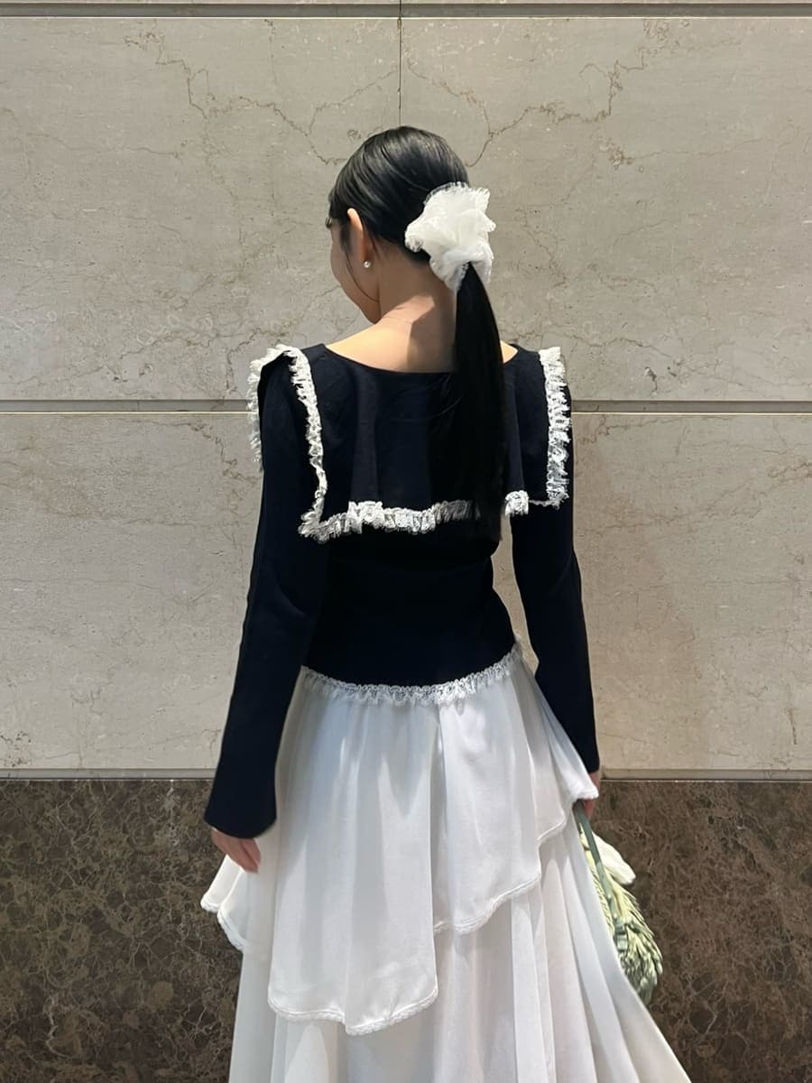 ホワイト系のスカート、ブルー系のニット/セーター、その他のピアス（両耳用）を着用したレディースの冬コーディネートの5枚目の写真