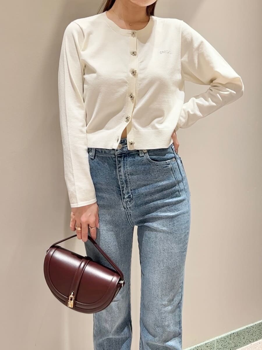 ホワイト系のカーディガン/ボレロ、ブルー系のその他パンツ、ブラウン系のハンドバッグを着用したレディースの夏コーディネートの4枚目の写真