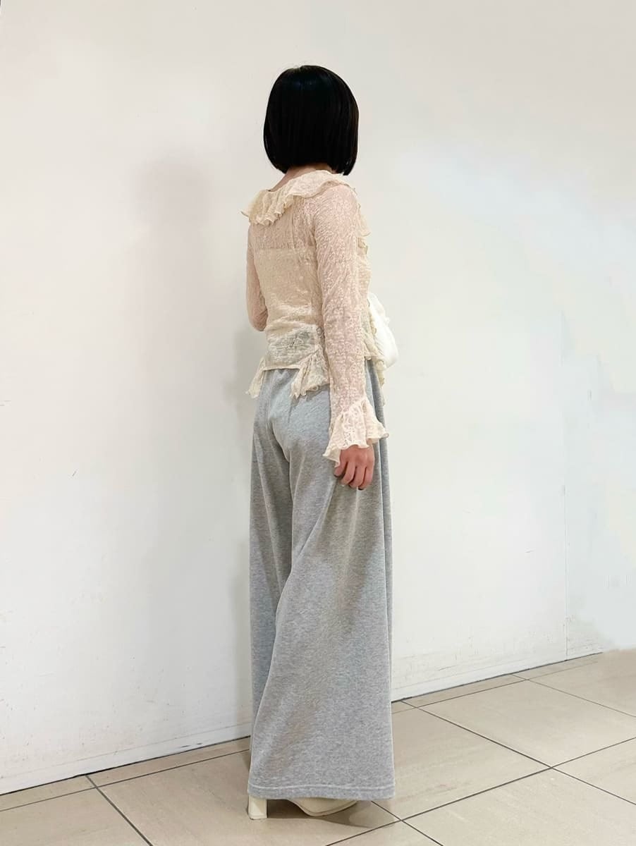 グレー系のその他パンツ、ピンク系のTシャツ/カットソー、ホワイト系のキーケース/キーアクセサリーを着用したレディースの冬コーディネートの2枚目の写真