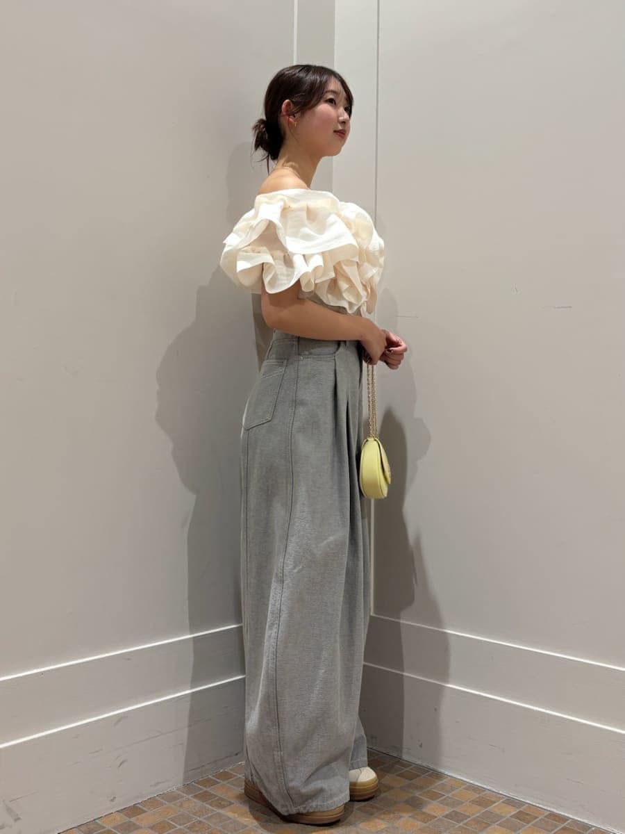 グレー系のデニムパンツ、ホワイト系のシャツ/ブラウス、イエロー系のショルダーバッグを着用したレディースの春コーディネートの4枚目の写真