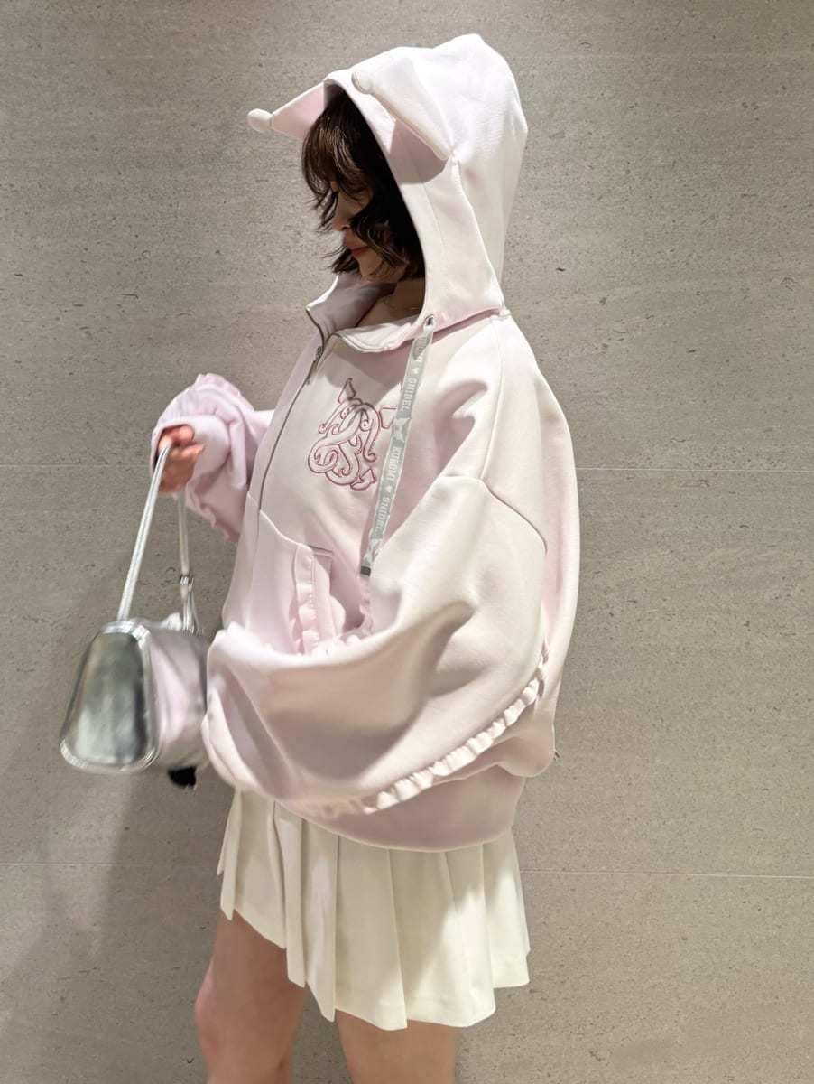 ホワイト系のその他パンツを着用したレディースの夏コーディネートの6枚目の写真