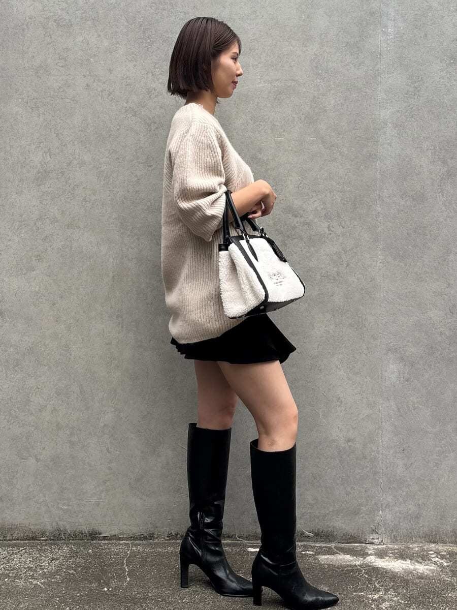 ブラック系のブーツ、ブラック系のハンドバッグ、ブラック系のその他パンツを着用したレディースの秋コーディネートの4枚目の写真