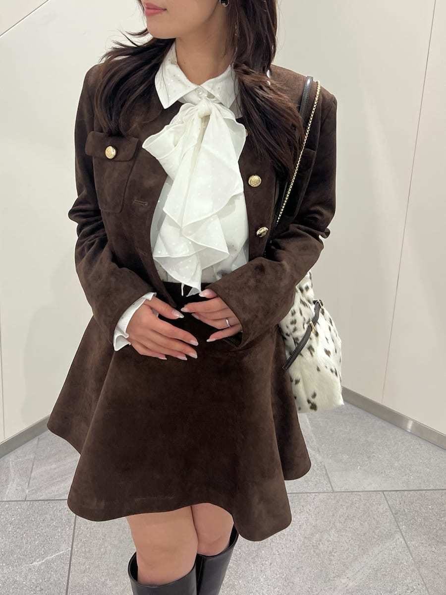 ブラウン系のノーカラージャケット、ブラウン系のその他パンツ、ホワイト系のシャツ/ブラウスを着用したレディースの秋コーディネートの4枚目の写真
