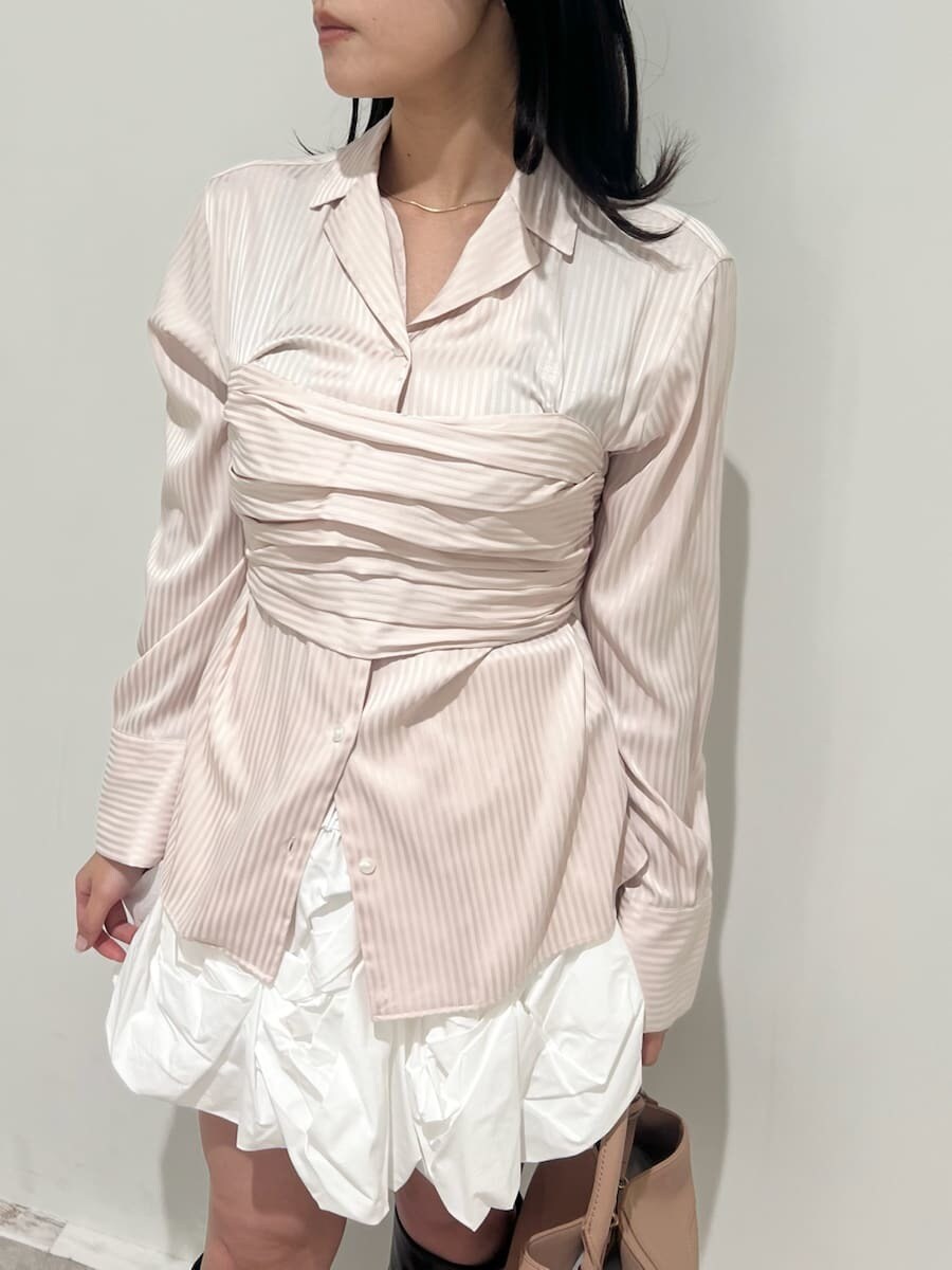 ピンク系のショルダーバッグ、ベージュ系のチェスターコート、ホワイト系のその他パンツを着用したレディースの冬コーディネートの8枚目の写真