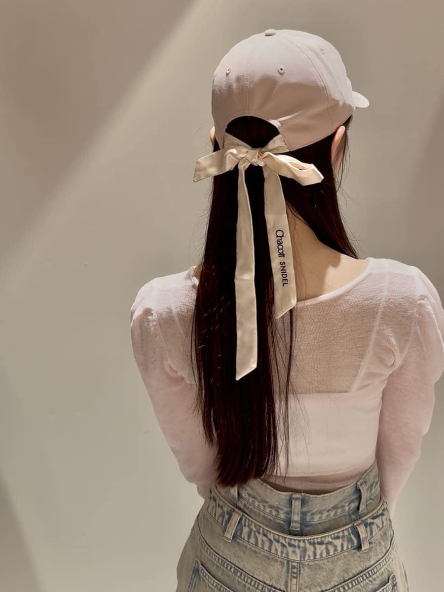 ピンク系のニット/セーター、ブルー系のデニムパンツ、ブラック系のローファーを着用したレディースの夏コーディネートの7枚目の写真