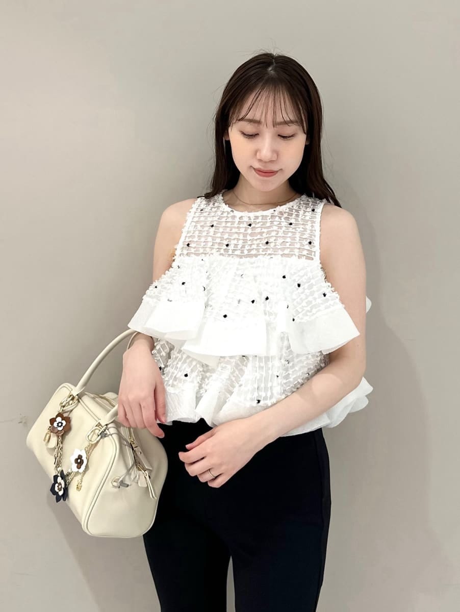 ブラック系のその他パンツ、その他のシャツ/ブラウス、ブラック系のパンプスを着用したレディースの春コーディネートの2枚目の写真