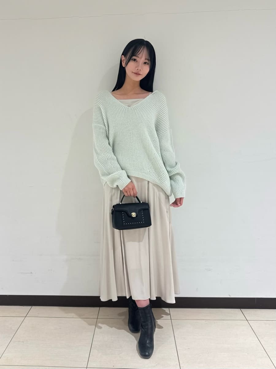 ブラック系のショルダーバッグ、グリーン系のワンピースを着用したレディースの冬コーディネートの5枚目の写真