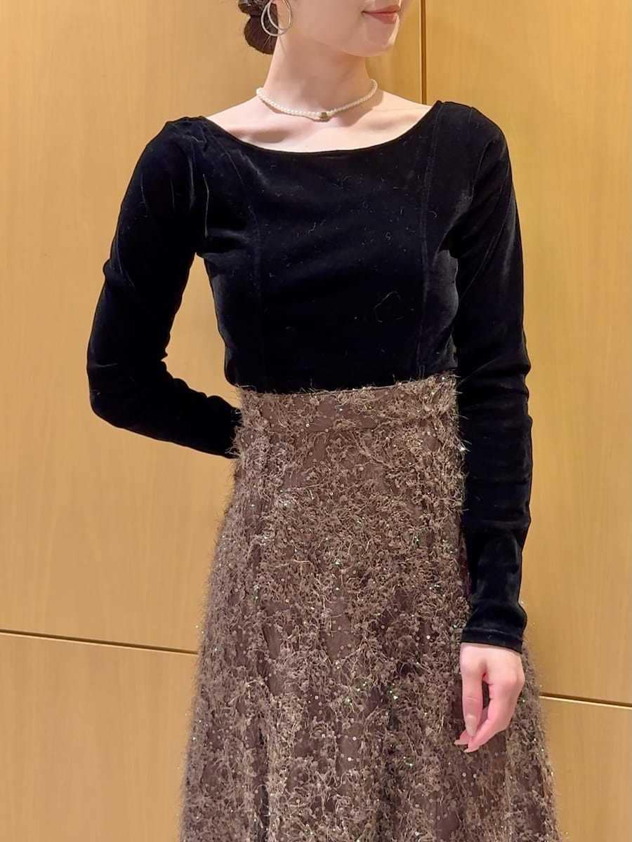 ブラック系のTシャツ/カットソー、ブラウン系のスカート、ブラック系のハンドバッグを着用したレディースの秋コーディネートの4枚目の写真