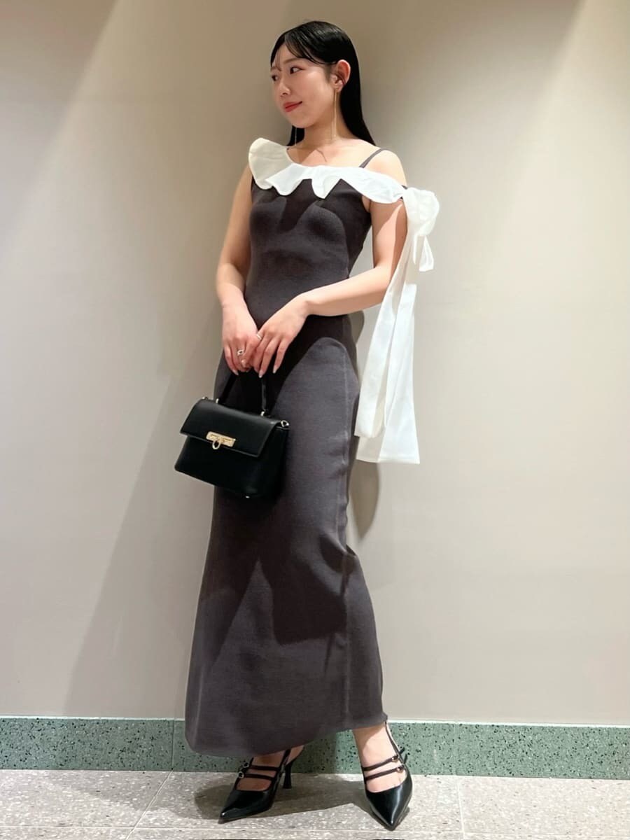 グレー系のワンピース、ブラック系のショルダーバッグ、その他のピアス（両耳用）を着用したレディースの夏コーディネートの2枚目の写真