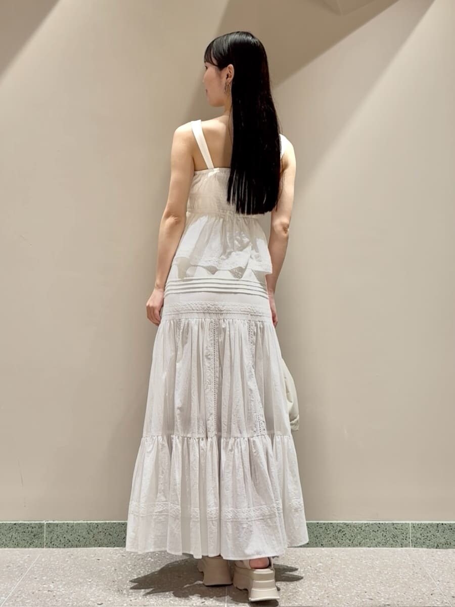 ホワイト系のシャツ/ブラウス、ホワイト系のスカート、ベージュ系のサンダルを着用したレディースの夏コーディネートの4枚目の写真