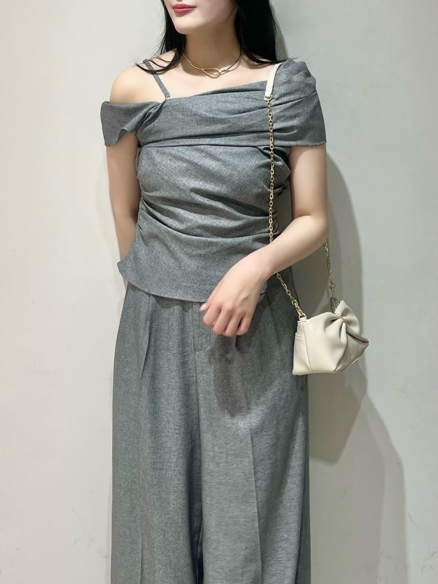 グレー系のその他パンツ、ブラック系のサンダルを着用したレディースの春コーディネートの4枚目の写真