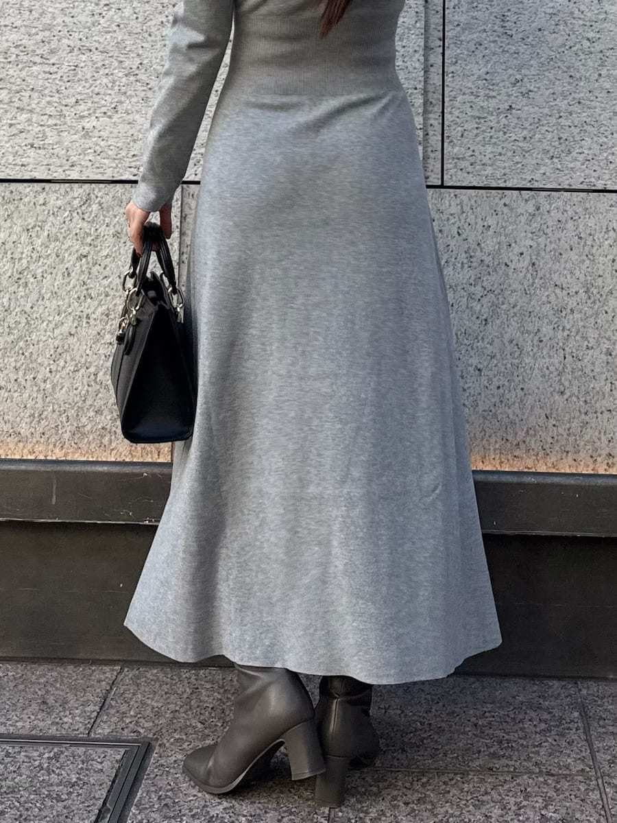 ブラック系のハンドバッグ、グレー系のワンピースを着用したレディースの冬コーディネートの7枚目の写真