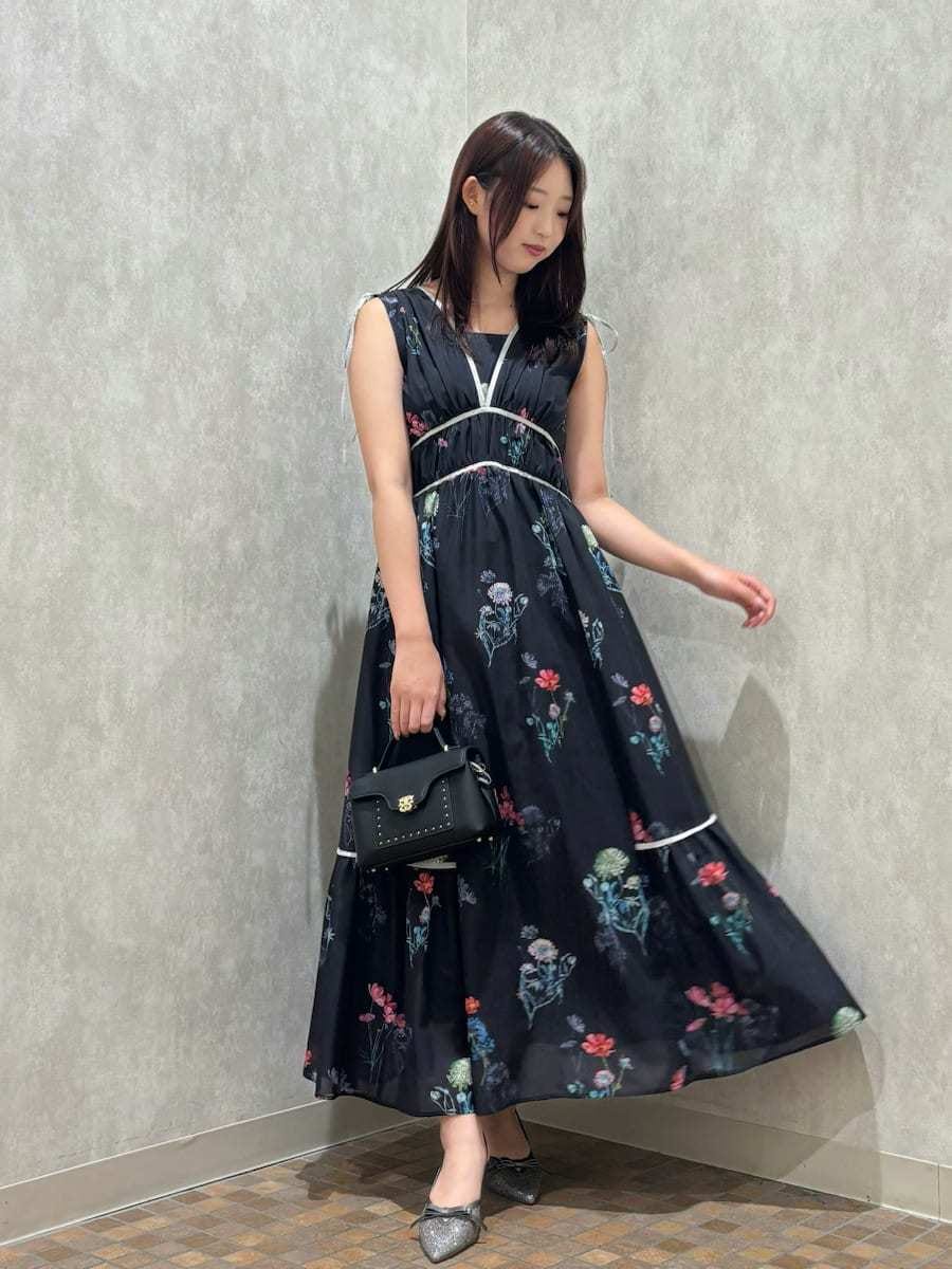 ブルー系のワンピース、ブラック系のショルダーバッグを着用したレディースの夏コーディネートの6枚目の写真