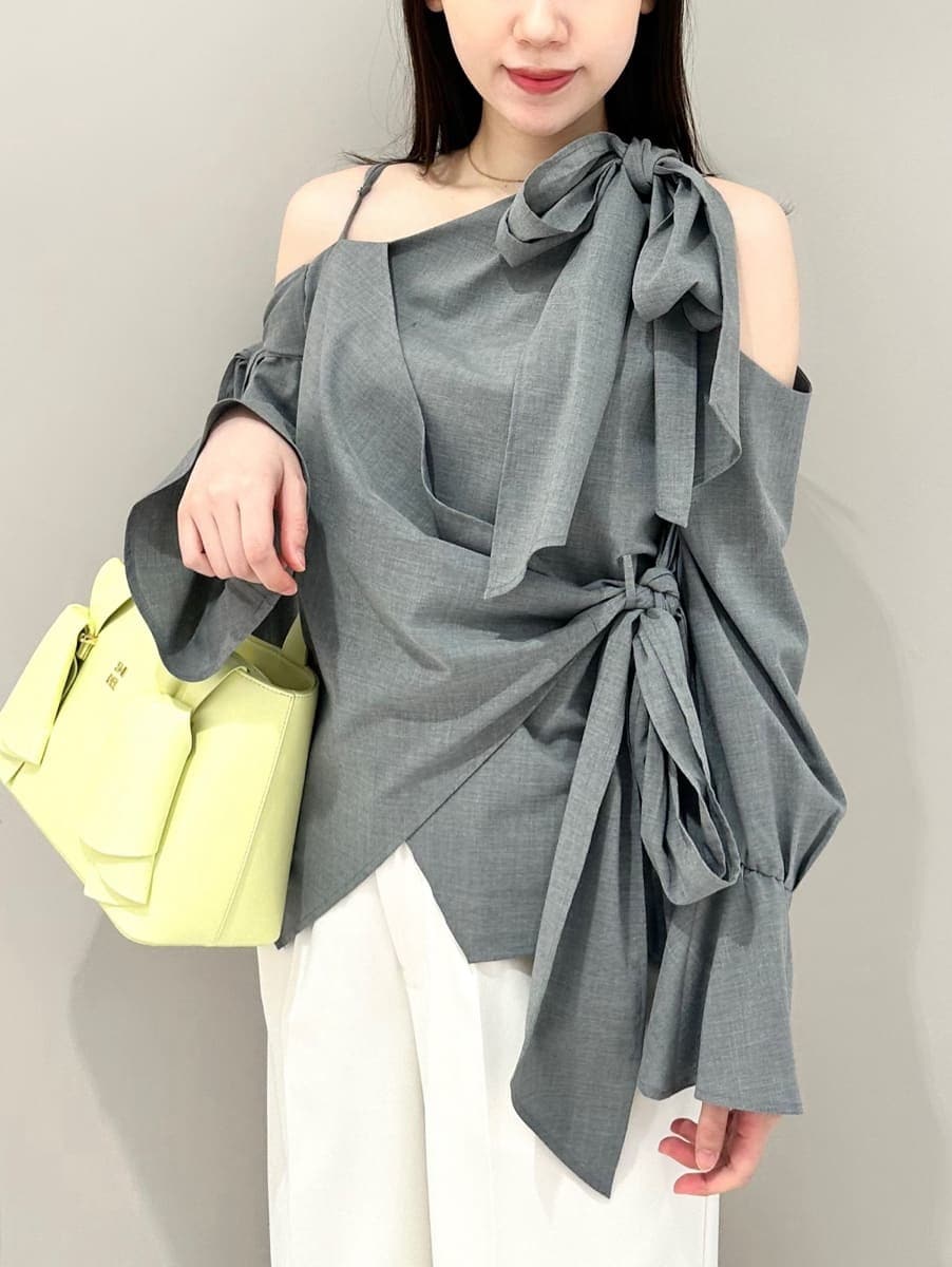 ホワイト系のその他パンツ、その他のパンプス、イエロー系のハンドバッグを着用したレディースの冬コーディネートの2枚目の写真