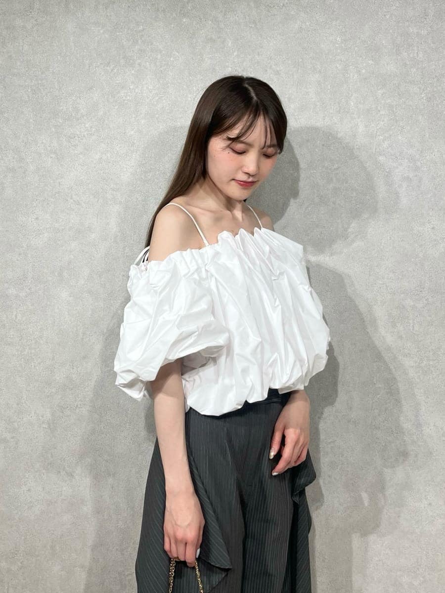 グレー系のその他パンツ、ホワイト系のシャツ/ブラウス、ブラック系のパンプスを着用したレディースの春コーディネートの5枚目の写真