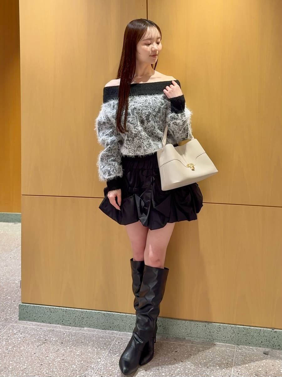 ブラック系のその他パンツ、ホワイト系のハンドバッグ、ブラック系のニット/セーターを着用したレディースの冬コーディネートの2枚目の写真