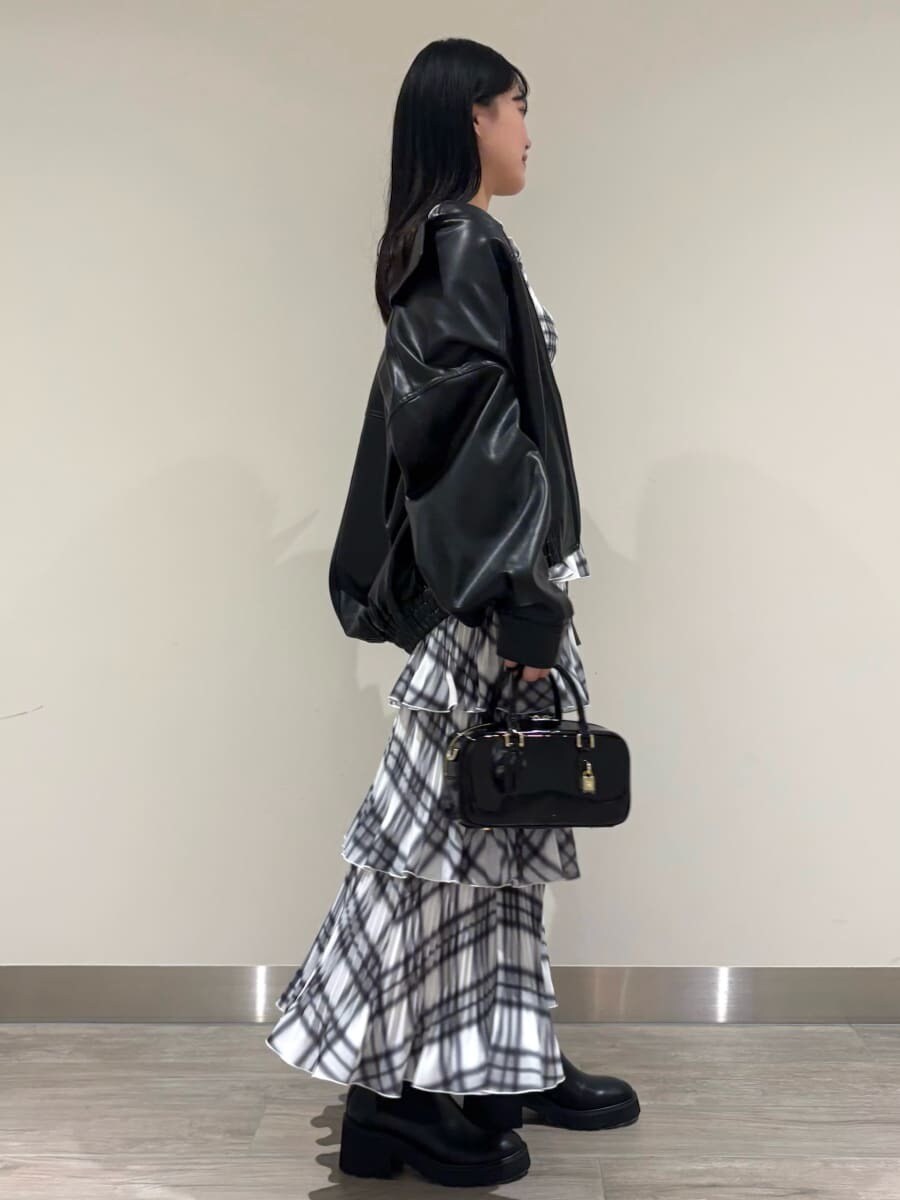 その他のワンピース、ブラック系のブルゾン、ブラック系のボストンバッグを着用したレディースの秋コーディネートの2枚目の写真