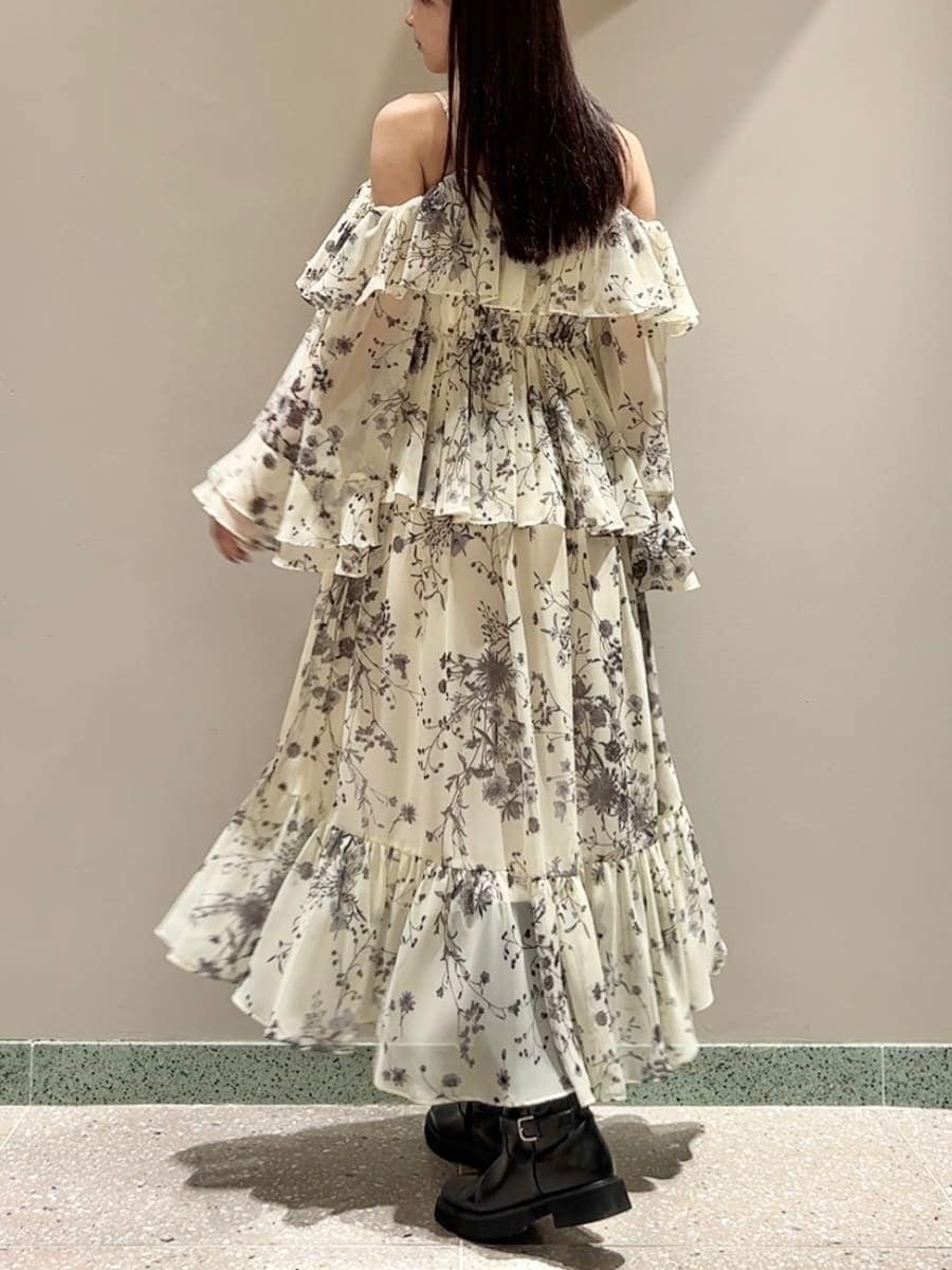 ホワイト系のブルゾン、イエロー系のワンピース、ブラック系のブーツを着用したレディースの秋コーディネートの8枚目の写真