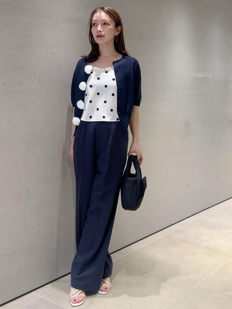 ブルー系のスラックス、その他のキャミソールを着用したレディースの冬コーディネートの5枚目の写真